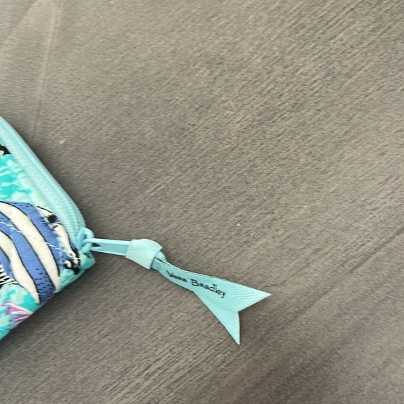 VERA BRADLEY RFID Turnlock Zip Wallet Antilles Treasure - Fish - NWT - Picture 3 of 5